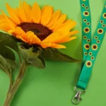 Cordão de girassol como símbolo de acessibilidade para deficiências invisíveis.