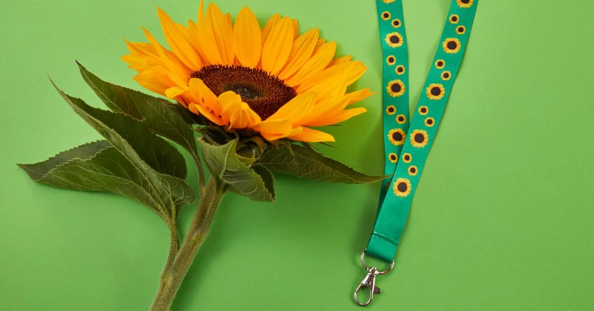 Cordão de girassol como símbolo de acessibilidade para deficiências invisíveis.