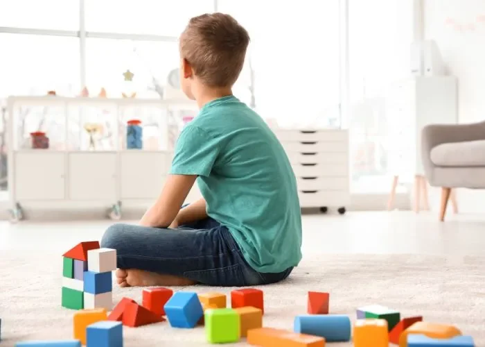 Criança possivelmente com Autismo
